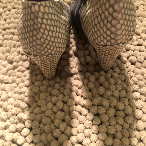 VINCE. Booties - Picture 4 of 10